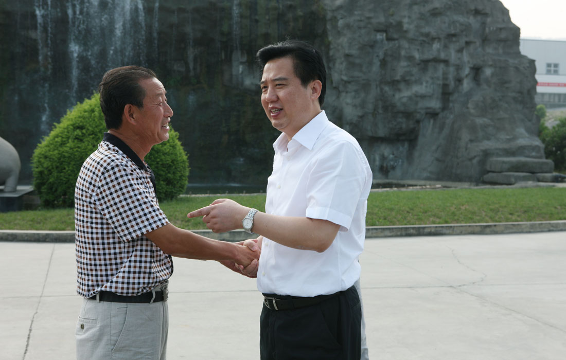 2012年8月，宜昌市委書記黃楚平與東圣董事長(zhǎng)親切交談。 