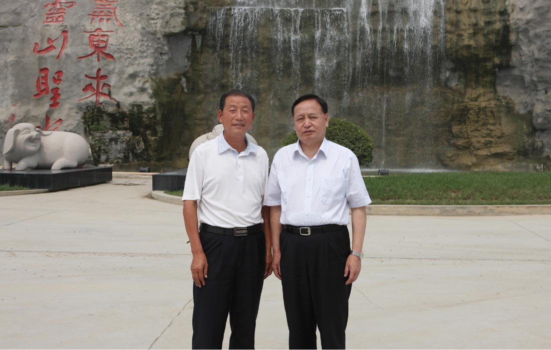 2010年5月，湖北省委書記羅清泉與東圣董事長(zhǎng)合影。